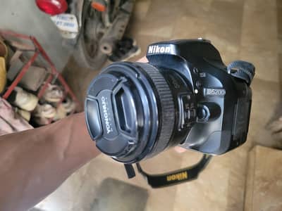  Nikon D5200 DSLR + Yongnuo 50mm f/1.8 Lens M-F