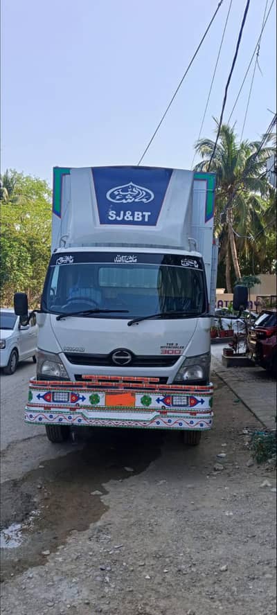 Hino Dutro 2017