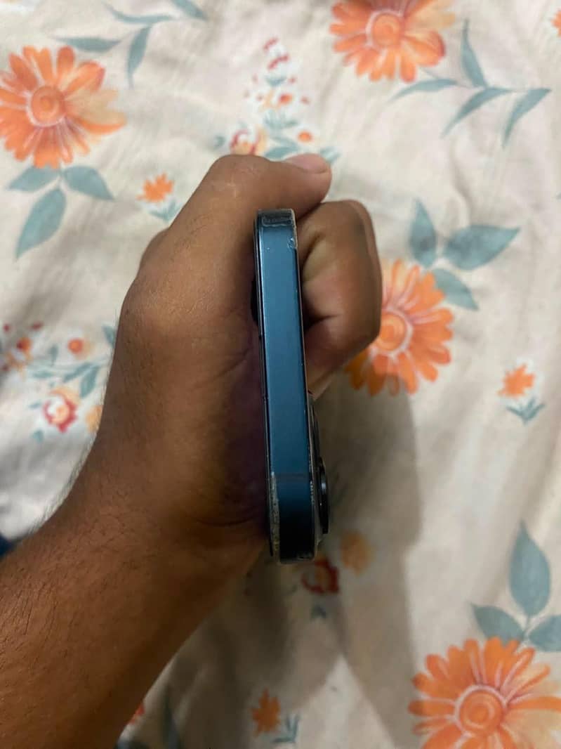 Apple iPhone 13 4