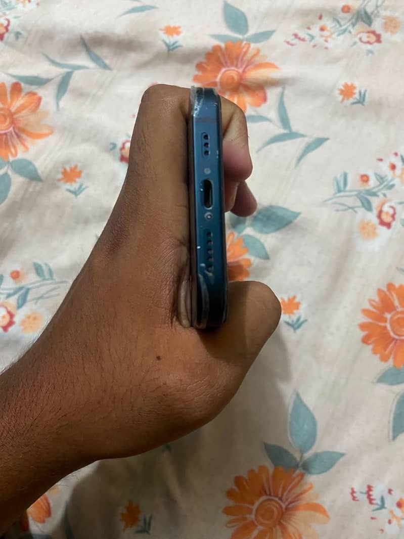 Apple iPhone 13 5