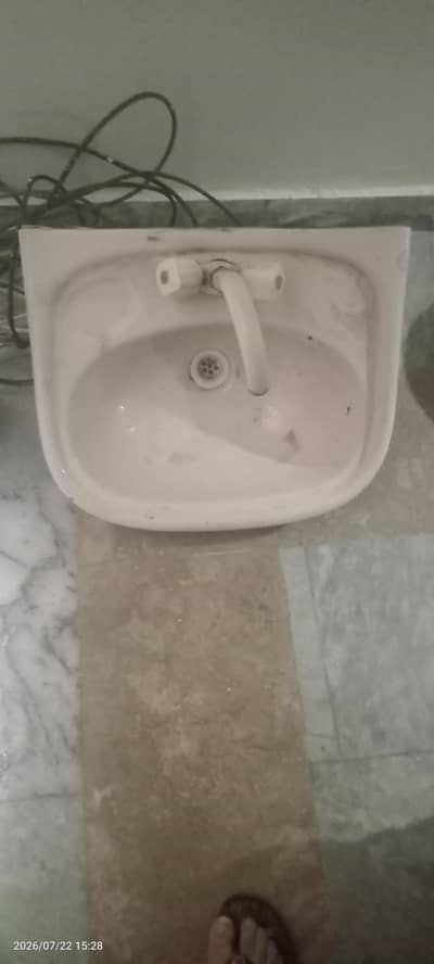 basan small wash room k liye koy stain ni with tap with mirror .