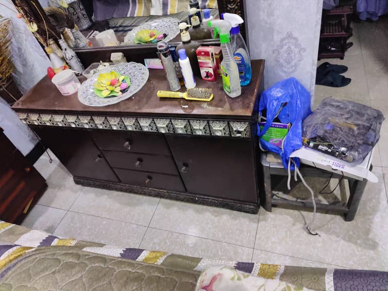dressing table wodden good condition 1