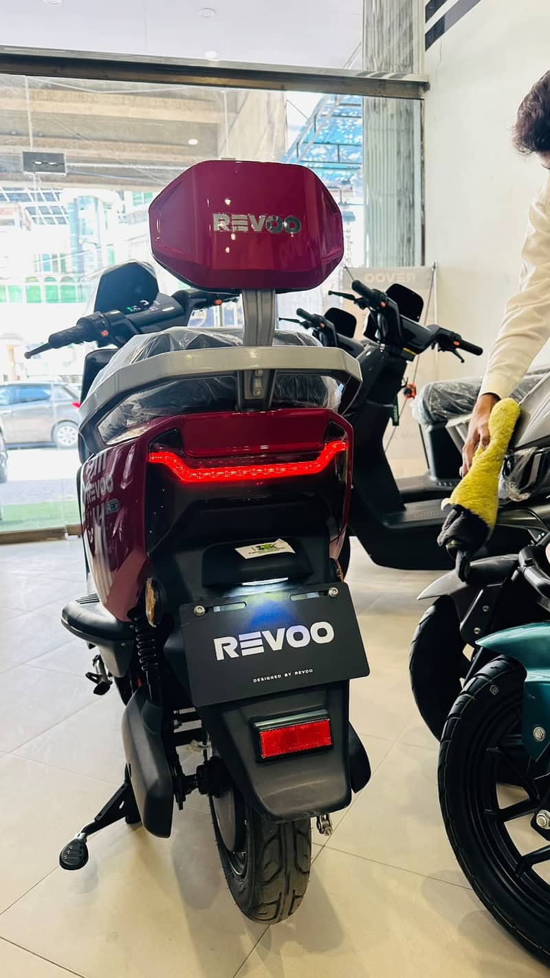 Revoo A12 2