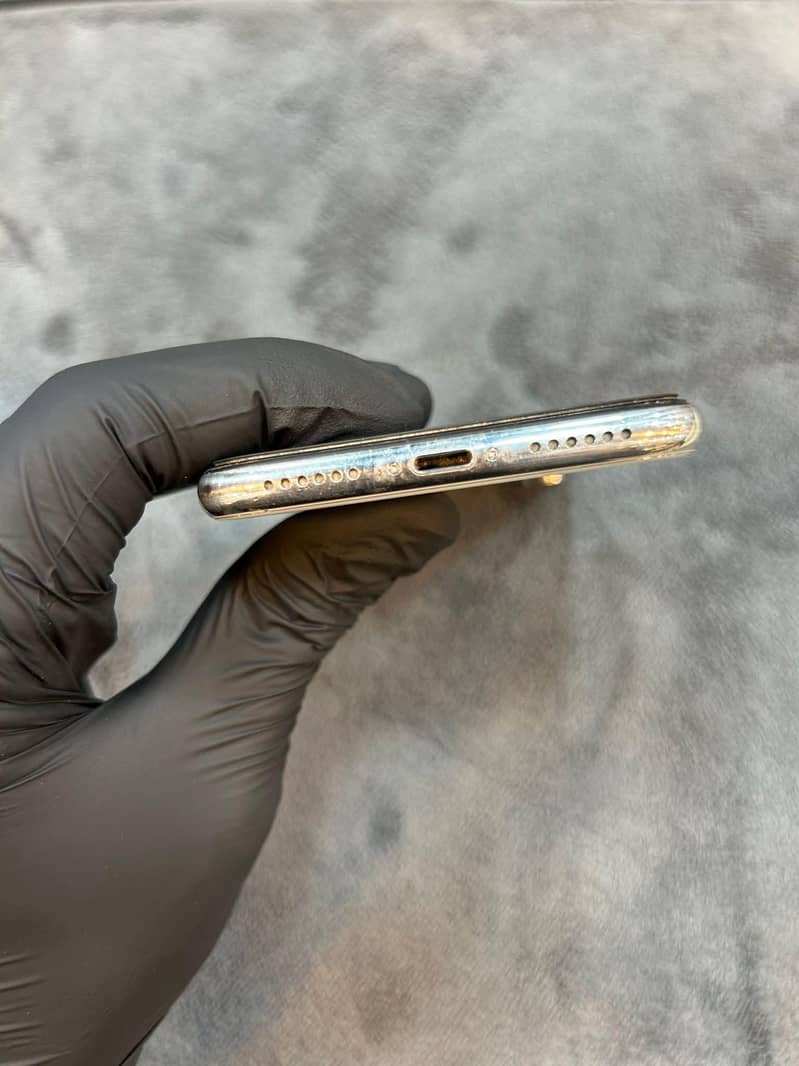 Apple iPhone X 4