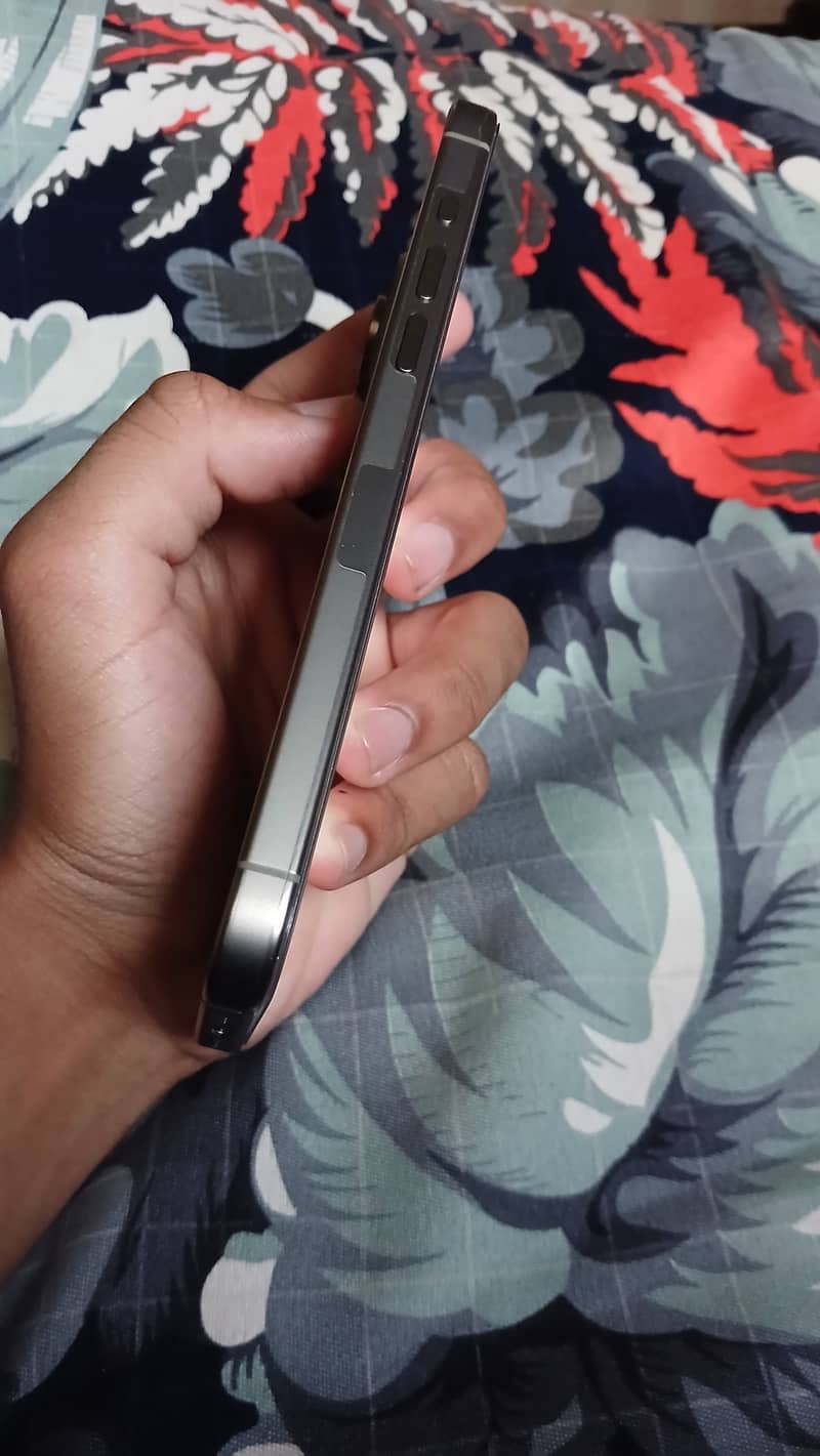 Apple iPhone 15 Pro Max 2