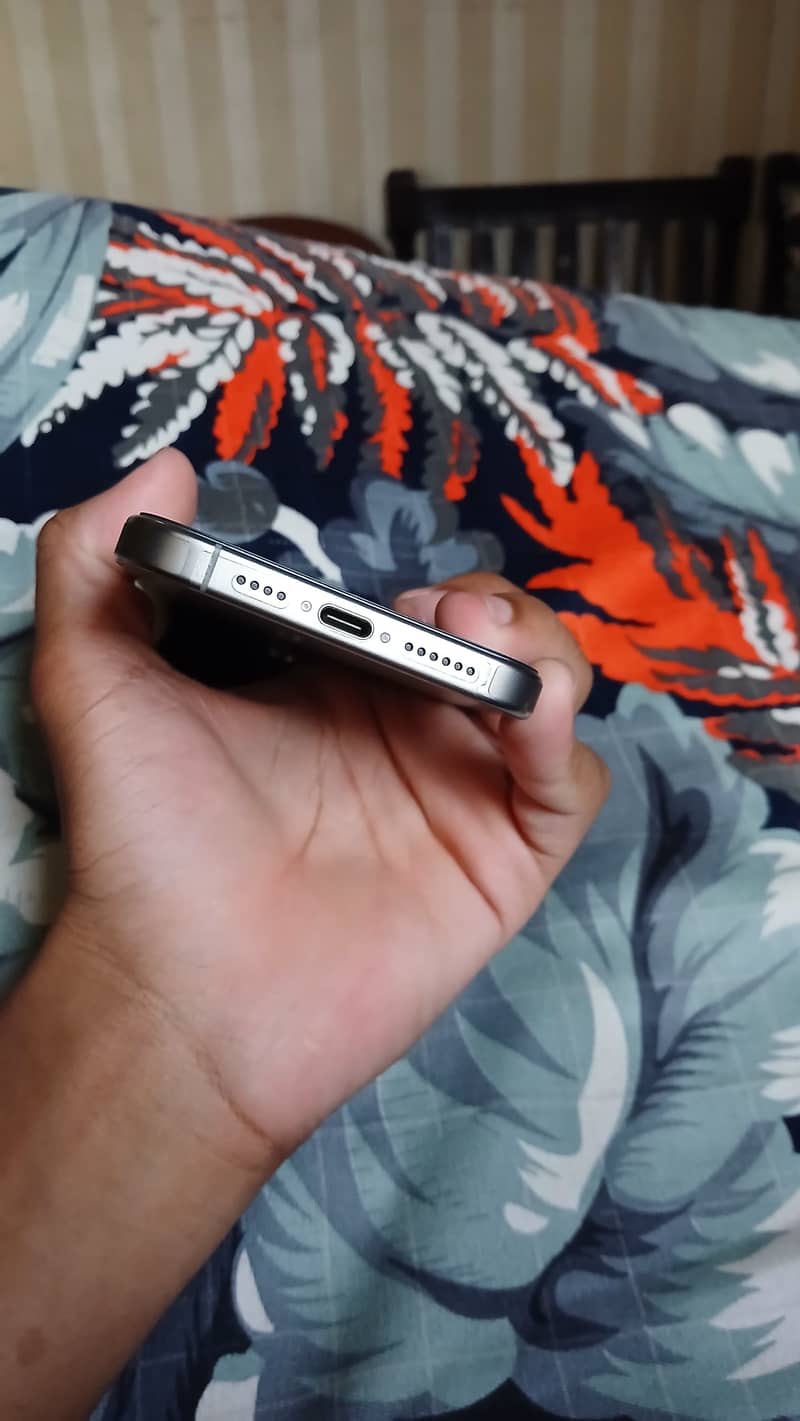 Apple iPhone 15 Pro Max 3