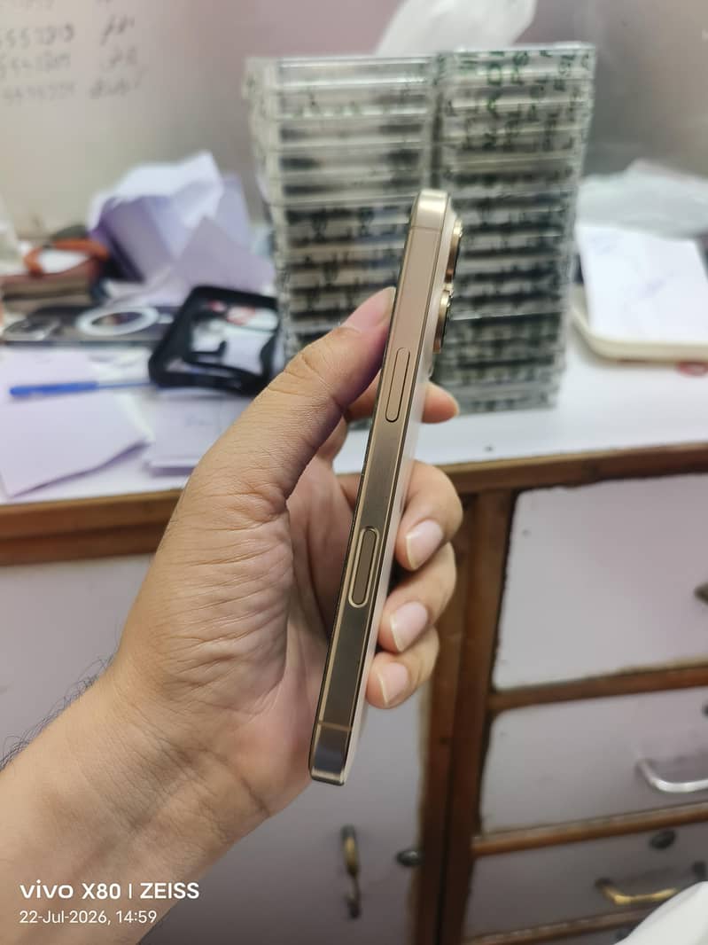 Apple iPhone 16 Pro 0