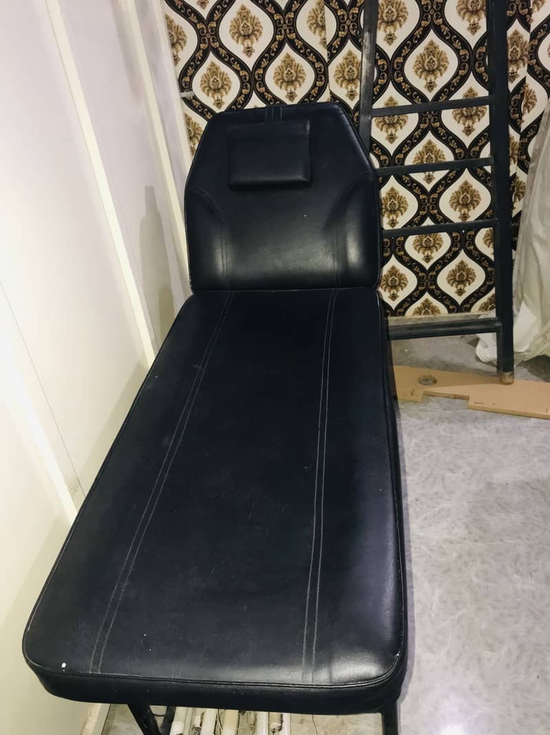 Salon bed 2