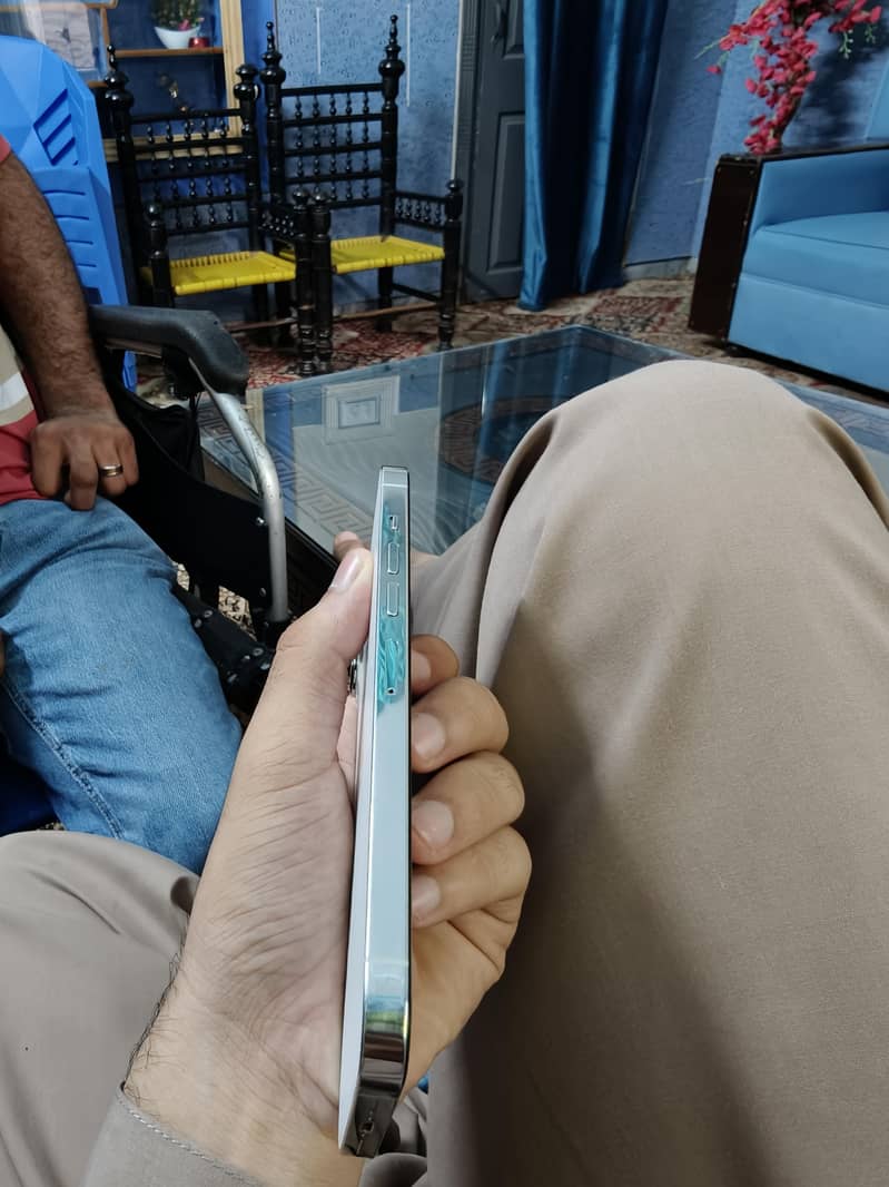 Apple iPhone 13 Pro Max 4