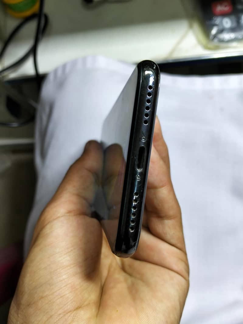 Apple iPhone X 4