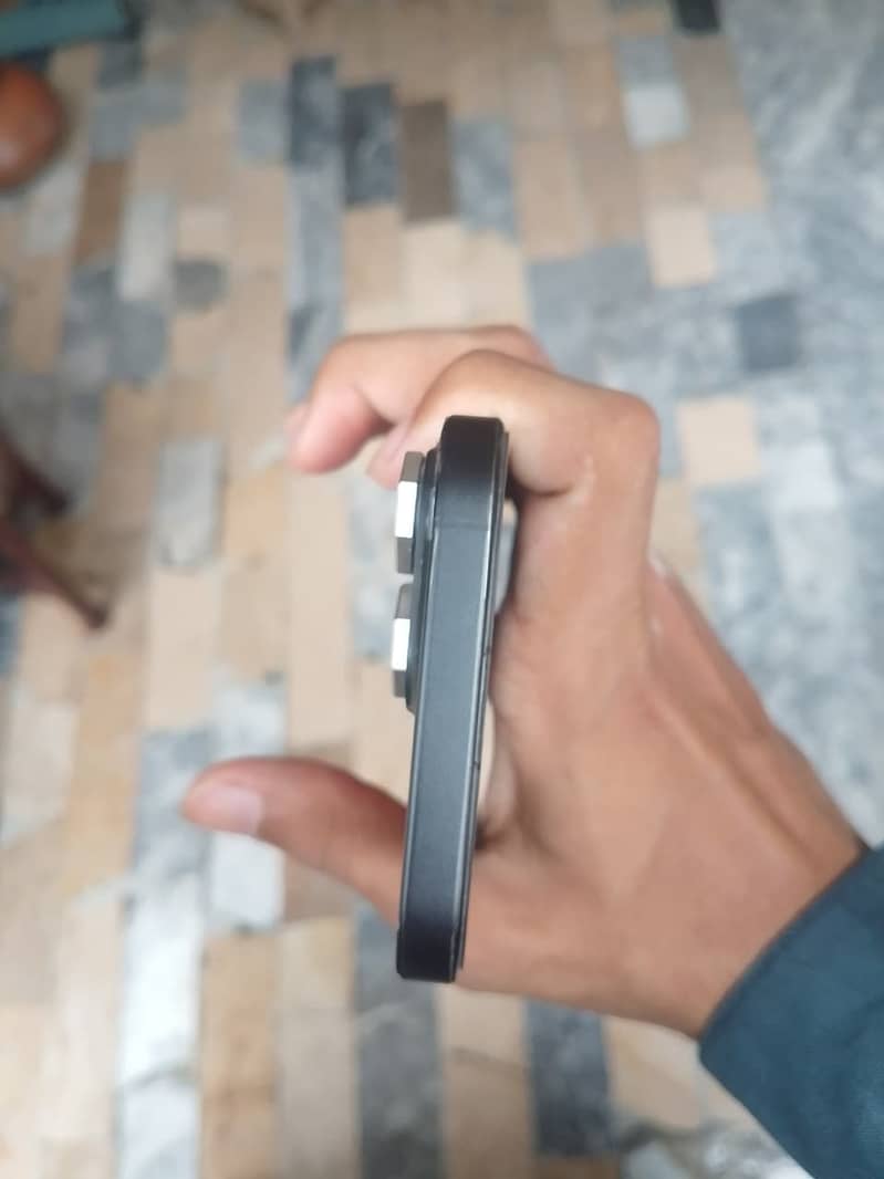 iPhone 16 Pro Max 4