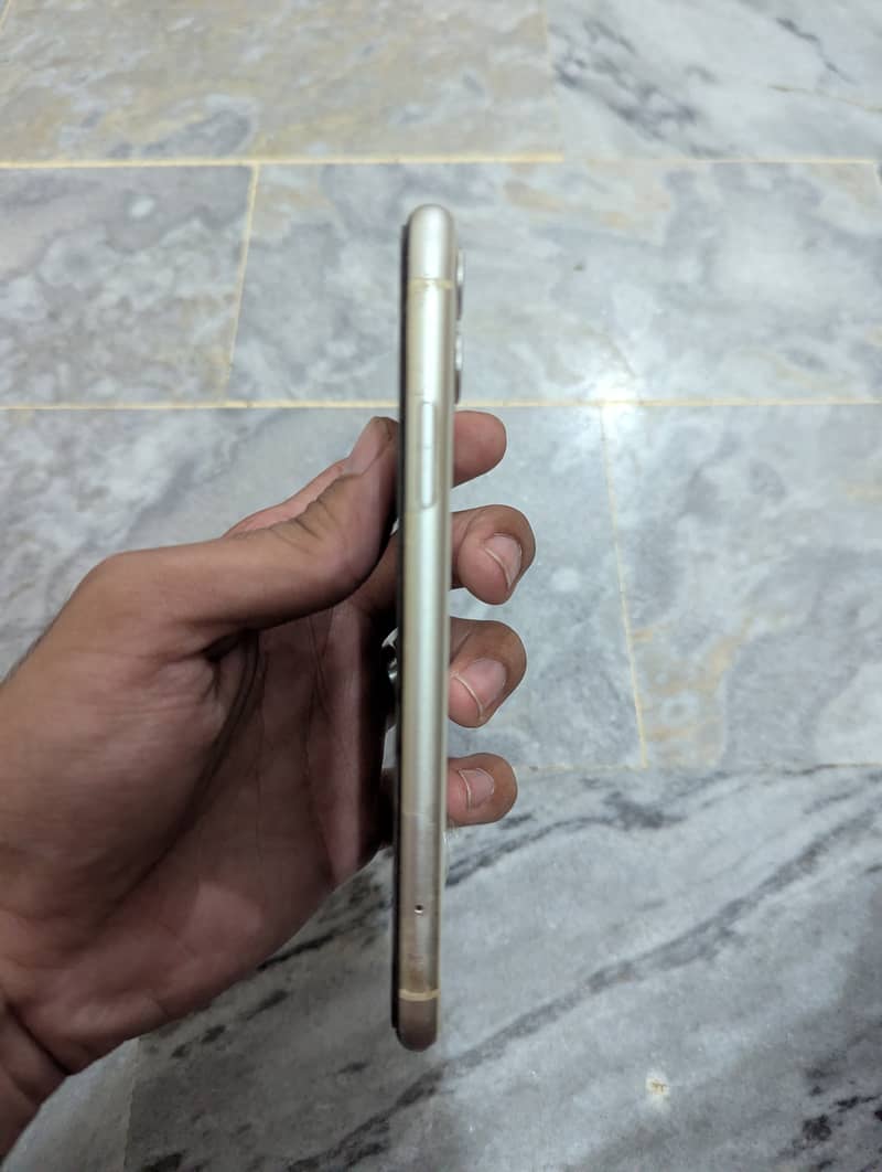 Apple iPhone 11 3