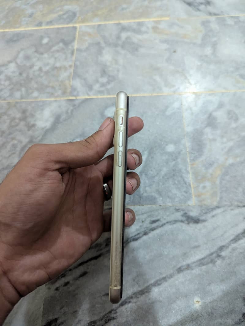 Apple iPhone 11 4