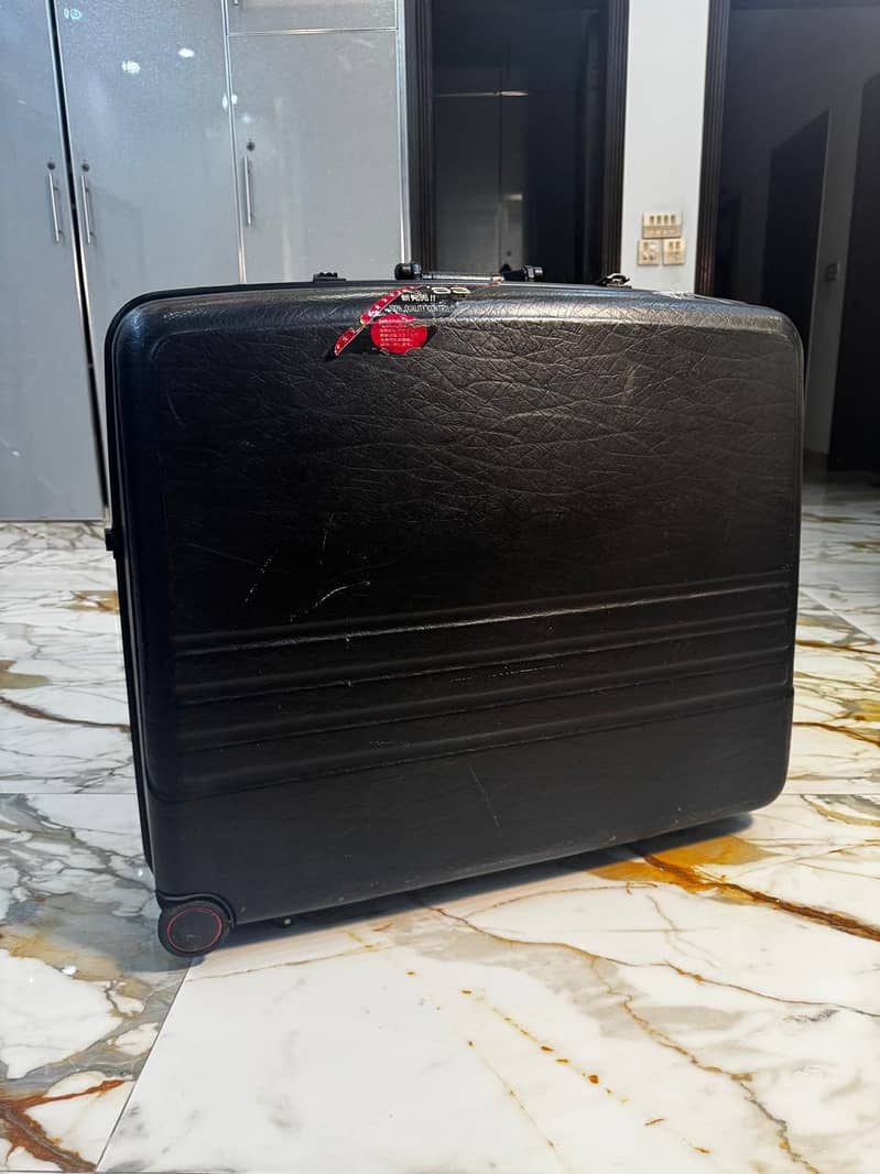 suit cases 0