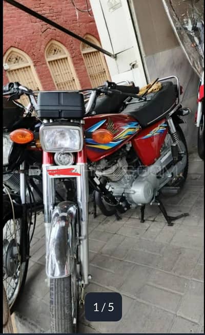 Honda 125 2018 red color