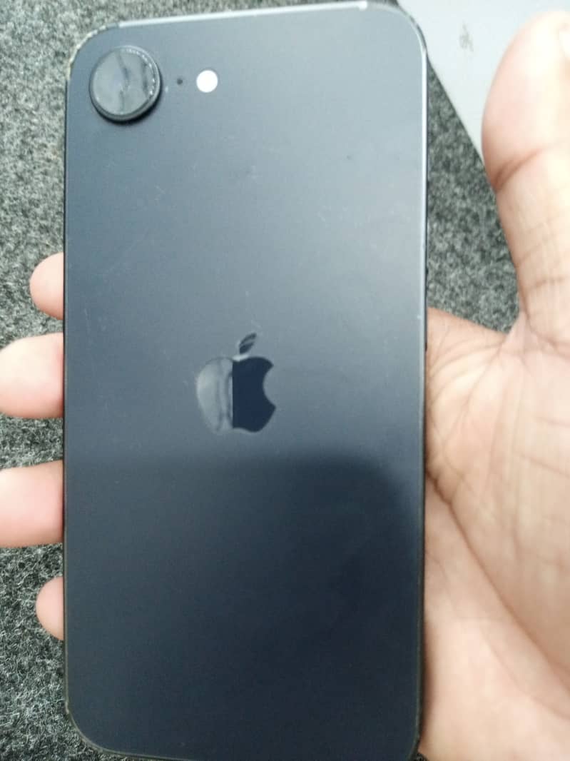 Apple iPhone 16e 0