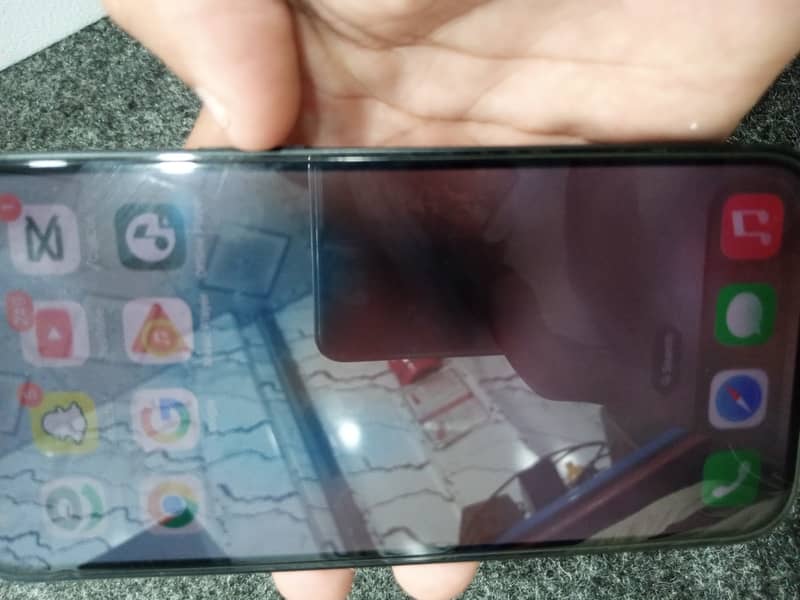 Apple iPhone 16e 1