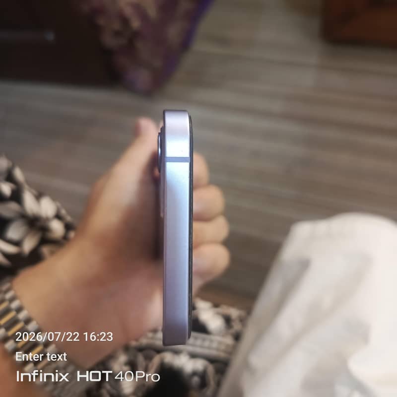 Apple iPhone 12 4