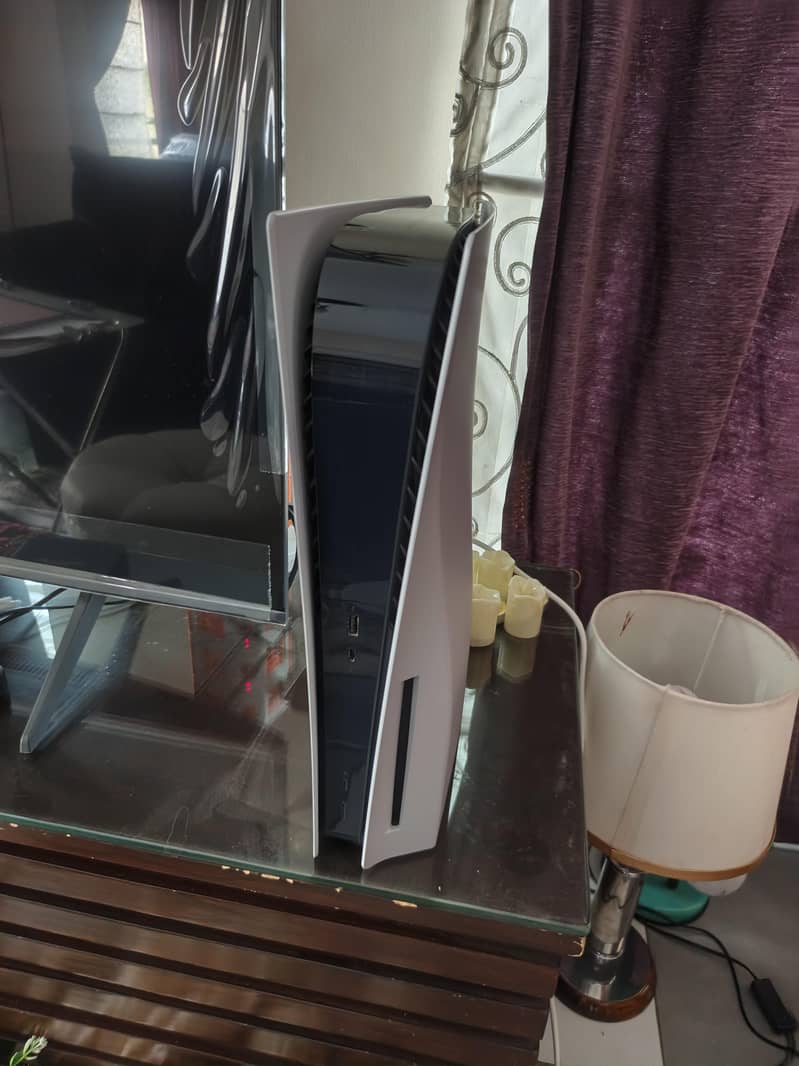 PS5 Console with 2 controllers 0