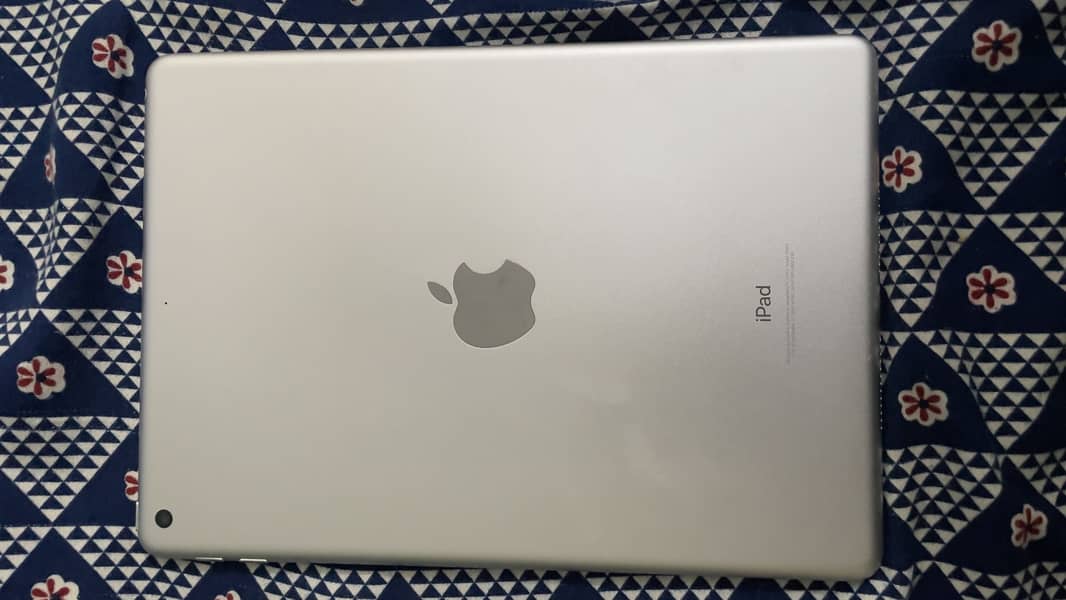 Ipad 6th Generation with cover 2