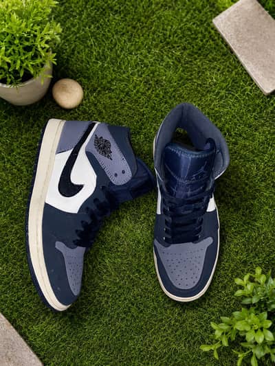 Nike Air Jordan 1Mid Sneakers