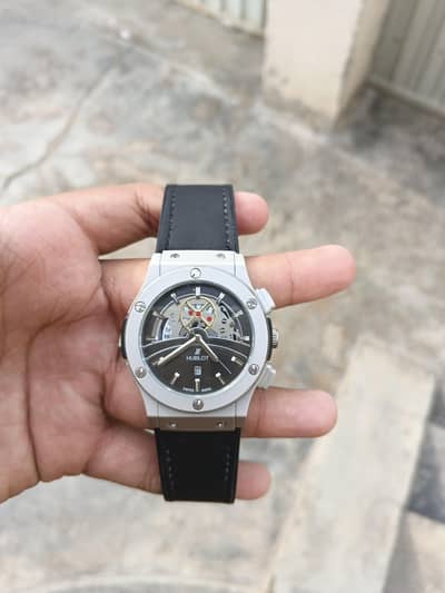good watch in matel body and leather strap
