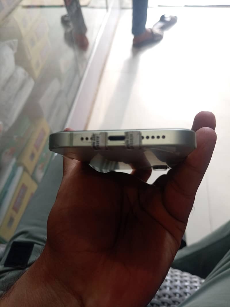 Apple iPhone 12 4