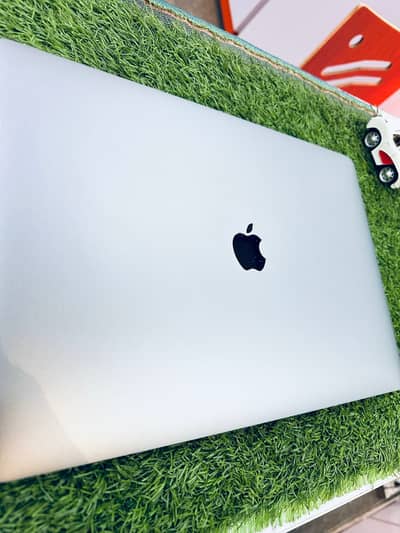 MacBook Pro with Apple M1 Pro (32 GB Unified Memory / 1 TB SSD) runs o
