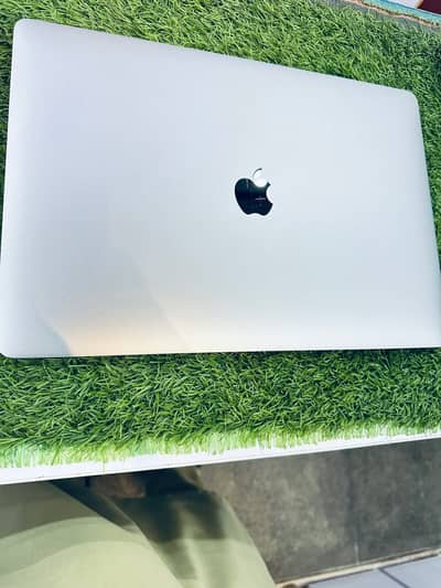 MacBook Pro 16-Inch 2019 - i7 - 32GB RAM / 1TB SSD - With Touch Bar