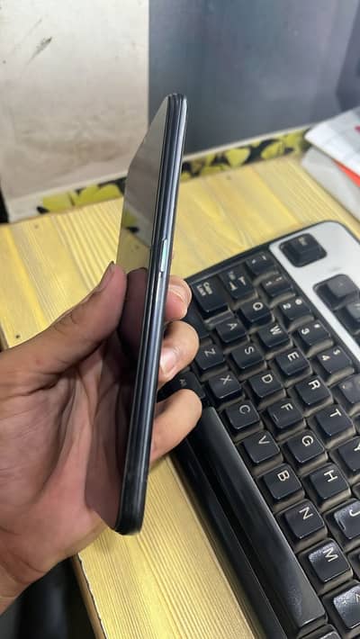 128 gb hai bilkul ok hai bs panel glass halka sa break hai