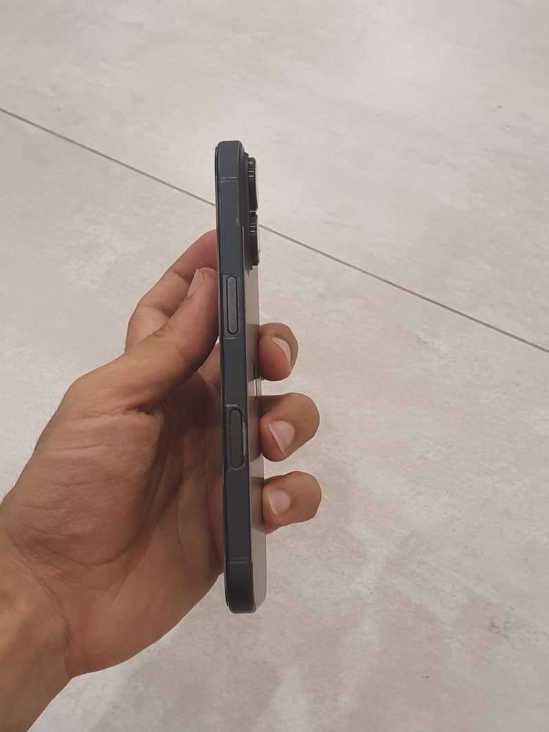 Apple iPhone 16 4