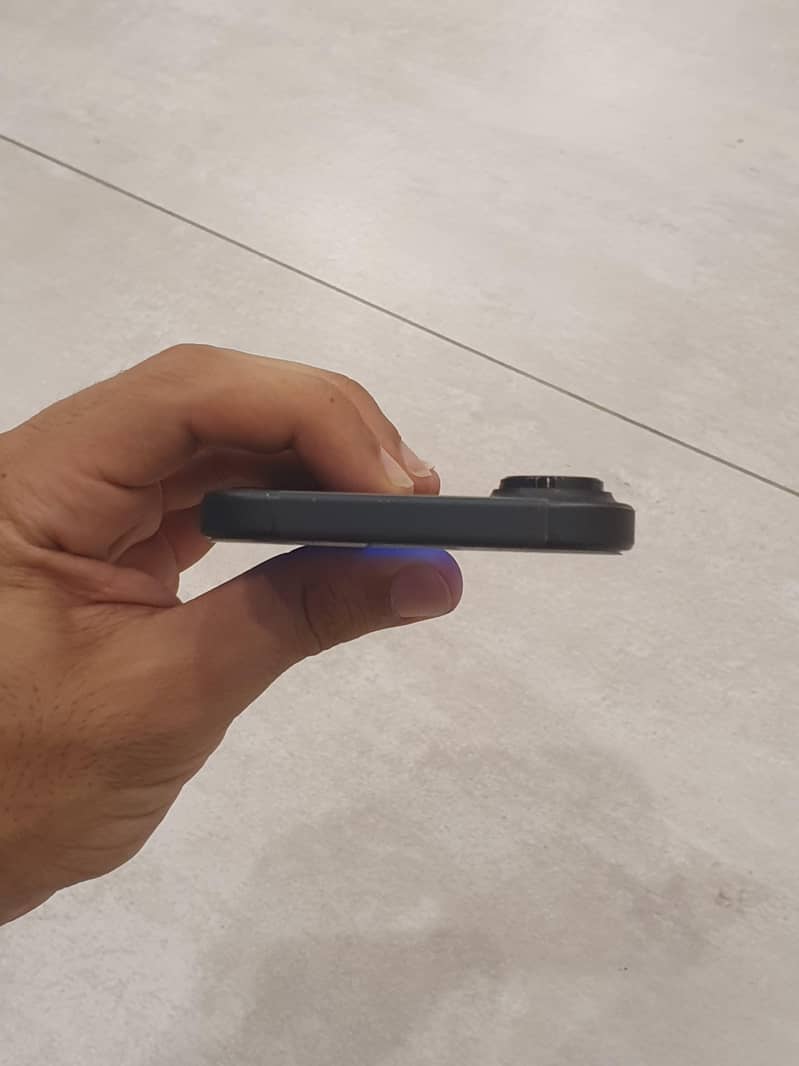 Apple iPhone 16 6