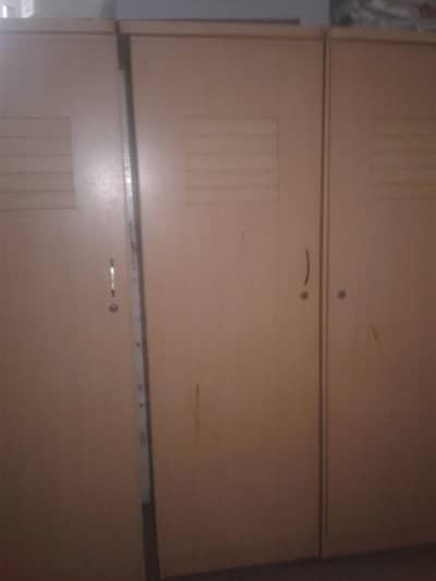 3 door good confition chipboard cupboard 10/10 condition