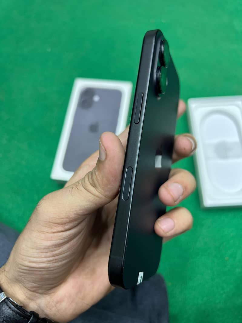 Apple iPhone 16 3