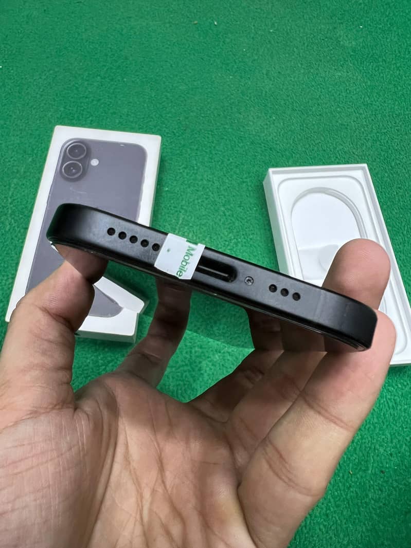 Apple iPhone 16 4