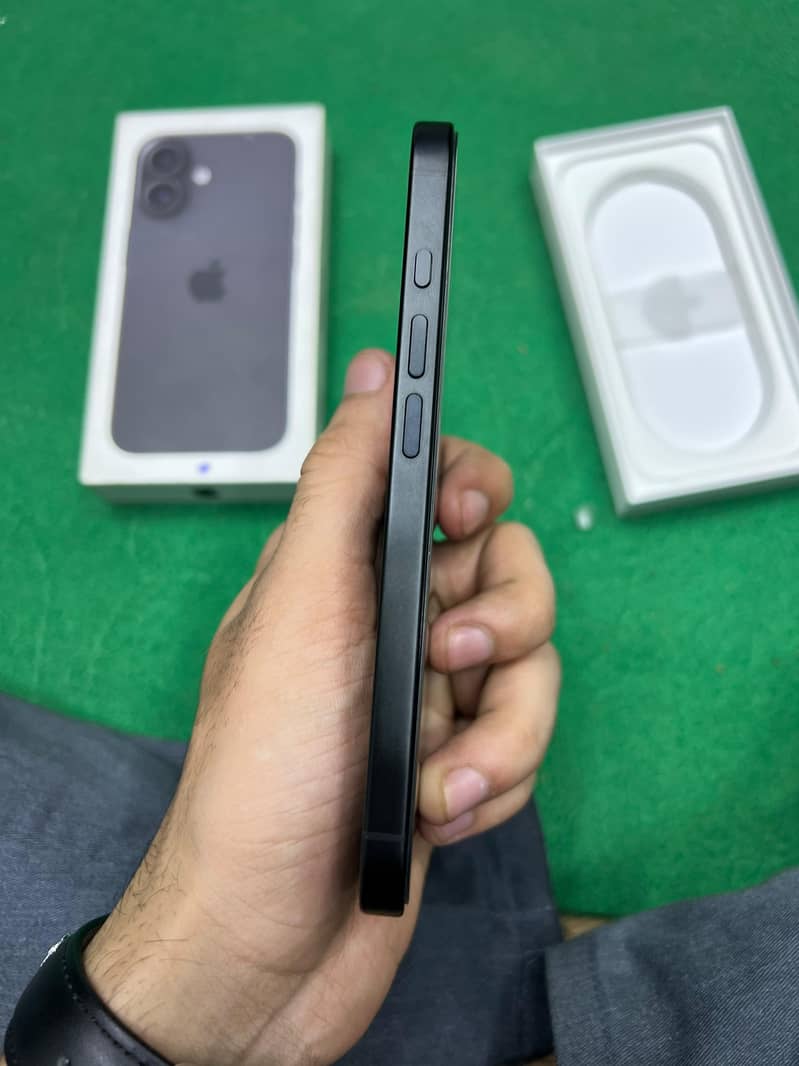 Apple iPhone 16 5
