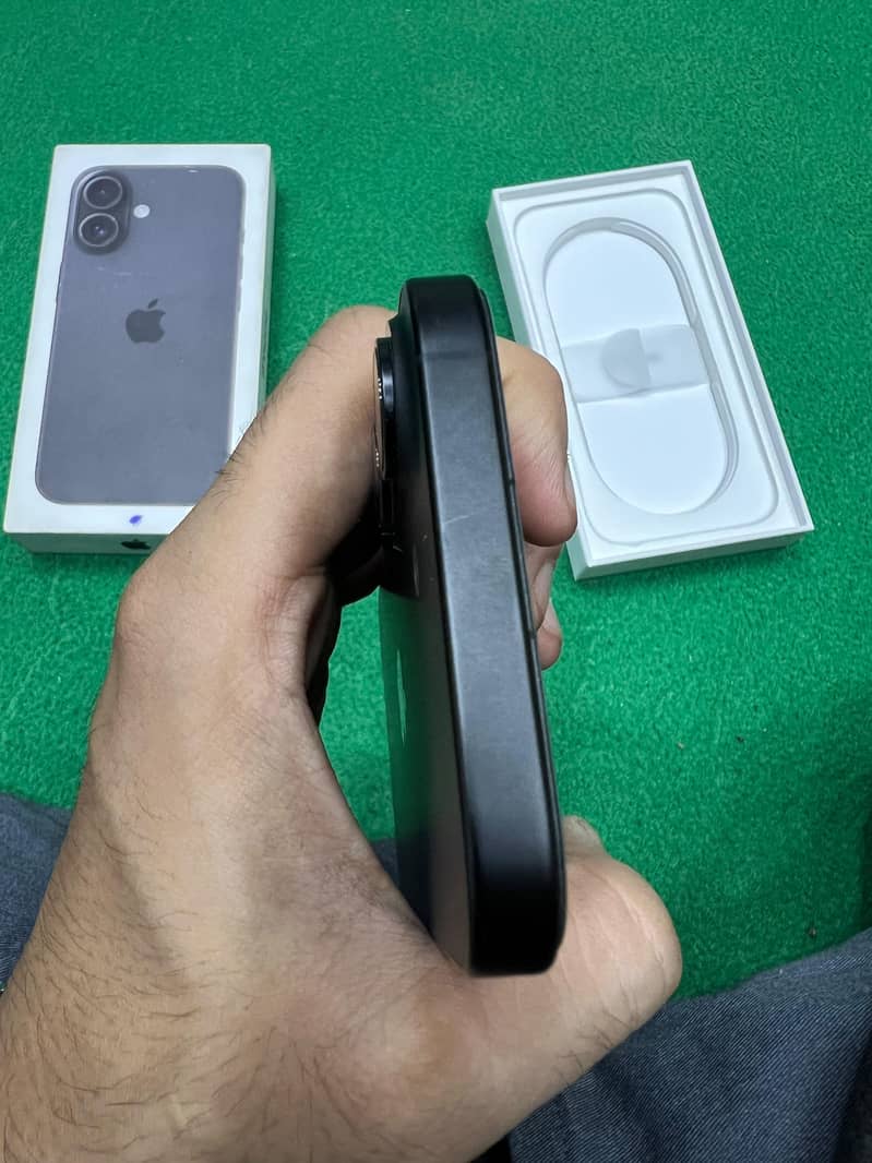 Apple iPhone 16 6
