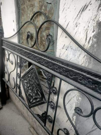 queen size iron bed in good condition