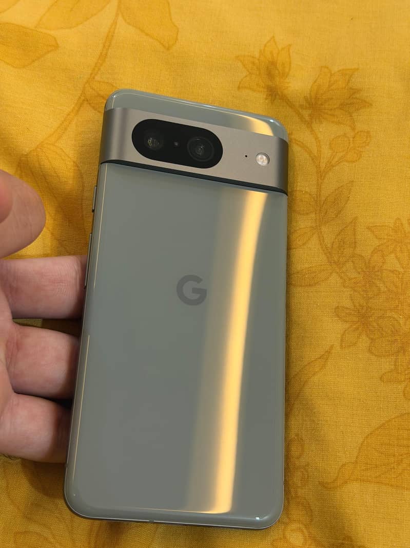 Google Pixel 8 hazel 2