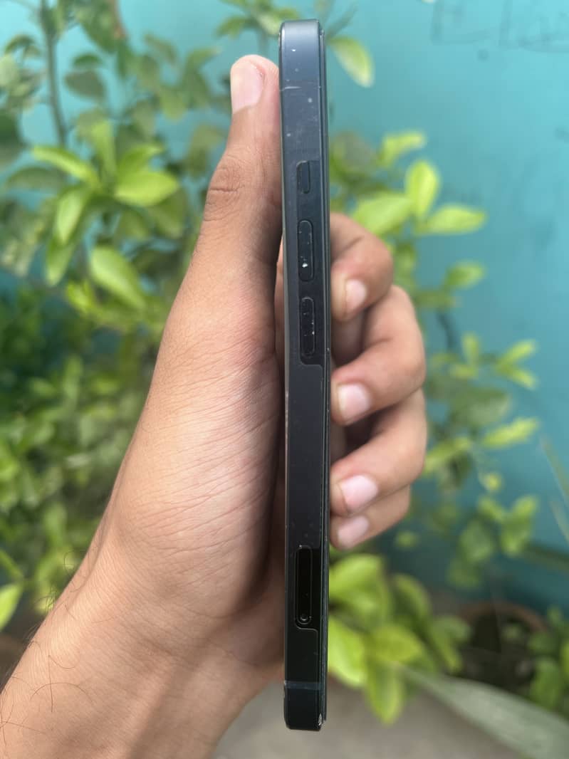 Apple iPhone 13 5