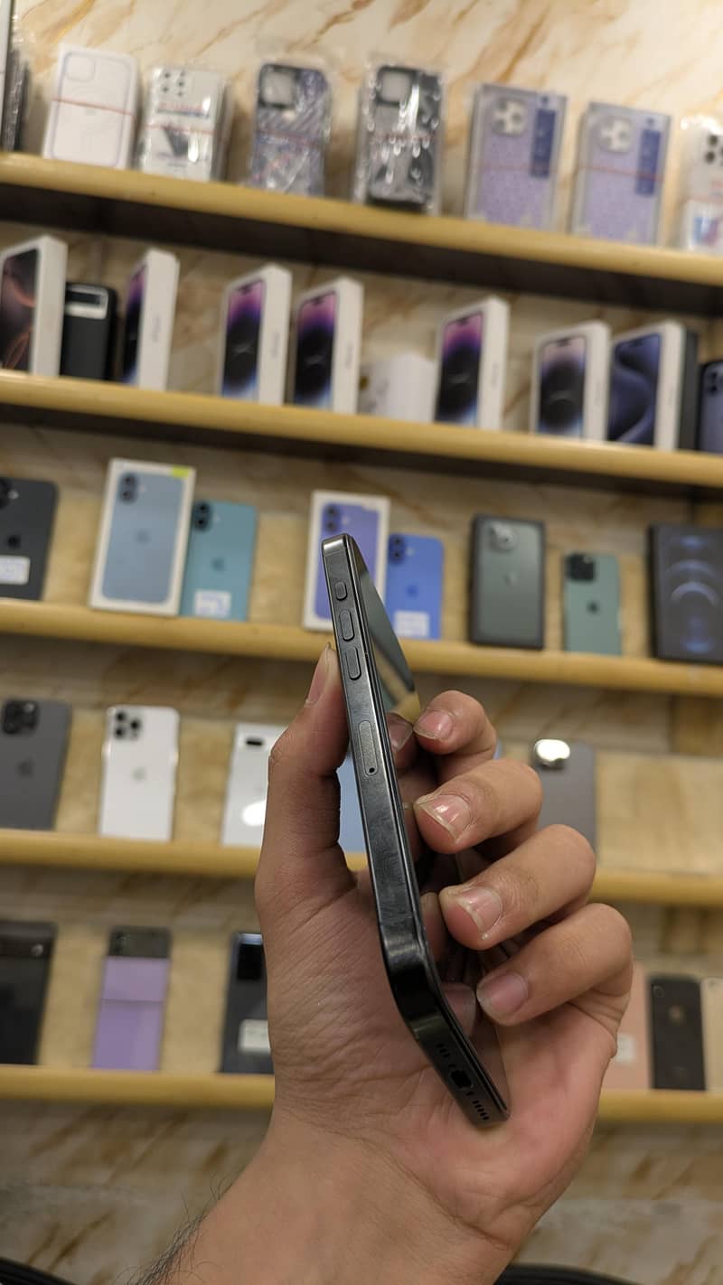 Apple iPhone 16 Pro 3