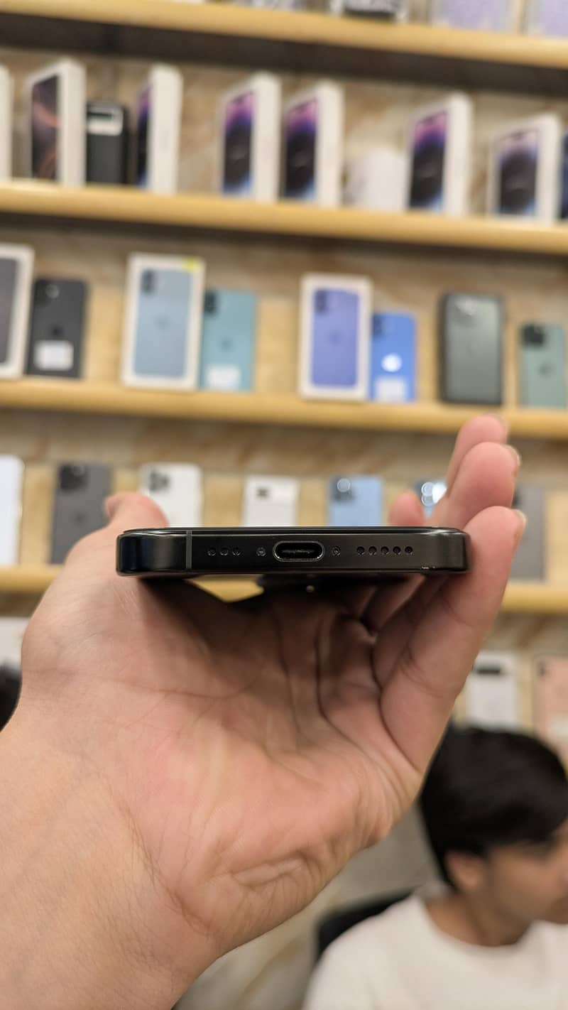 Apple iPhone 16 Pro 4