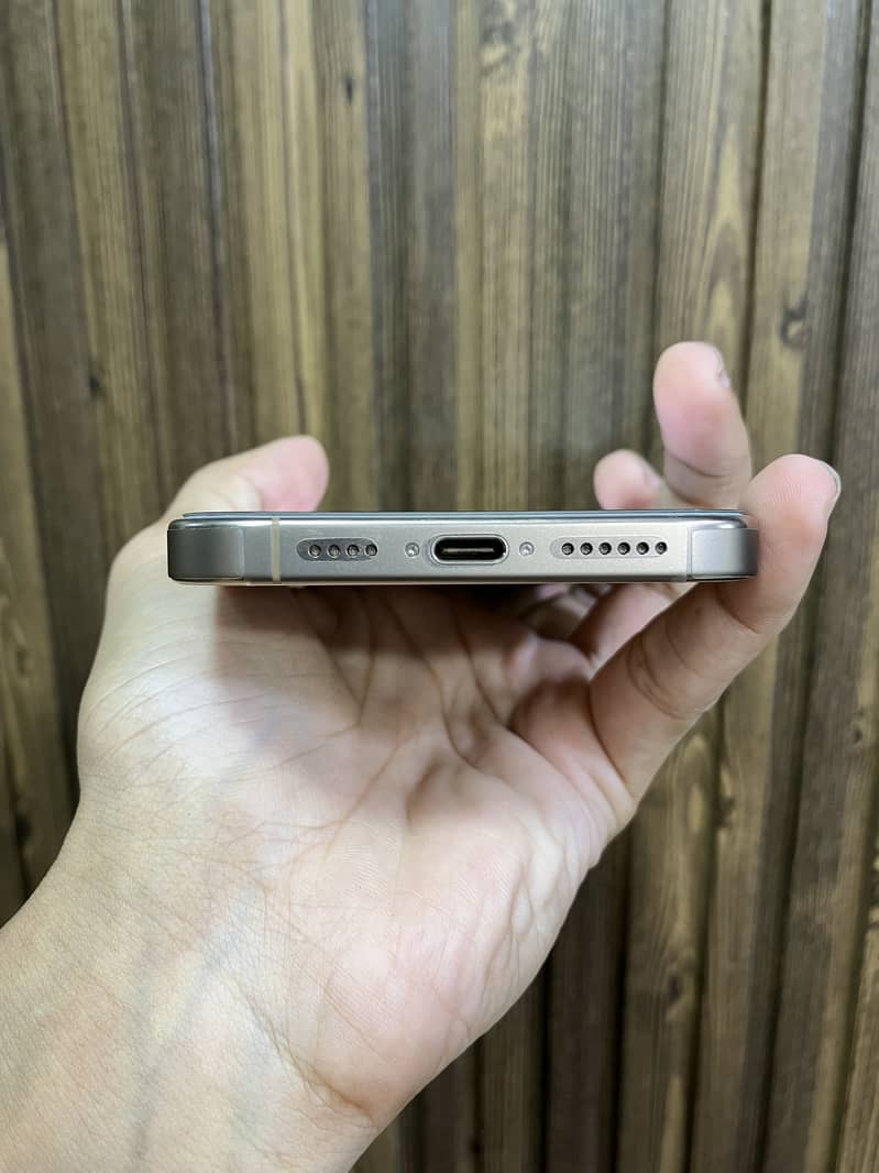 Apple iPhone 16 Pro Max 3