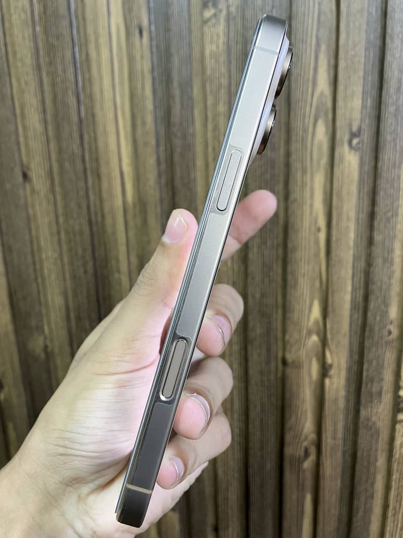 Apple iPhone 16 Pro Max 4