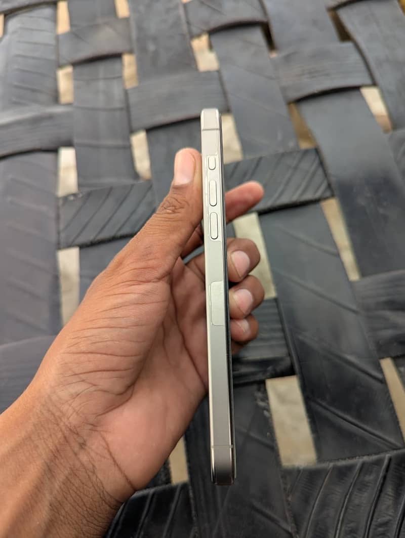 Apple iPhone 15 Pro Max 2