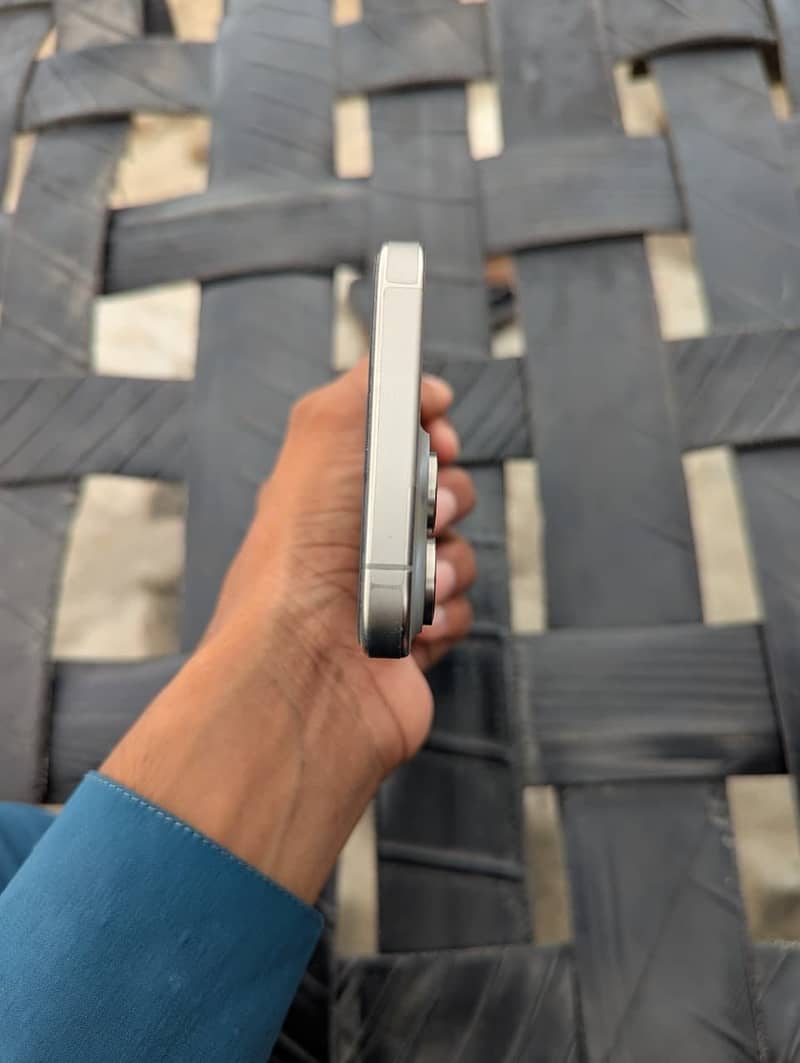 Apple iPhone 15 Pro Max 4
