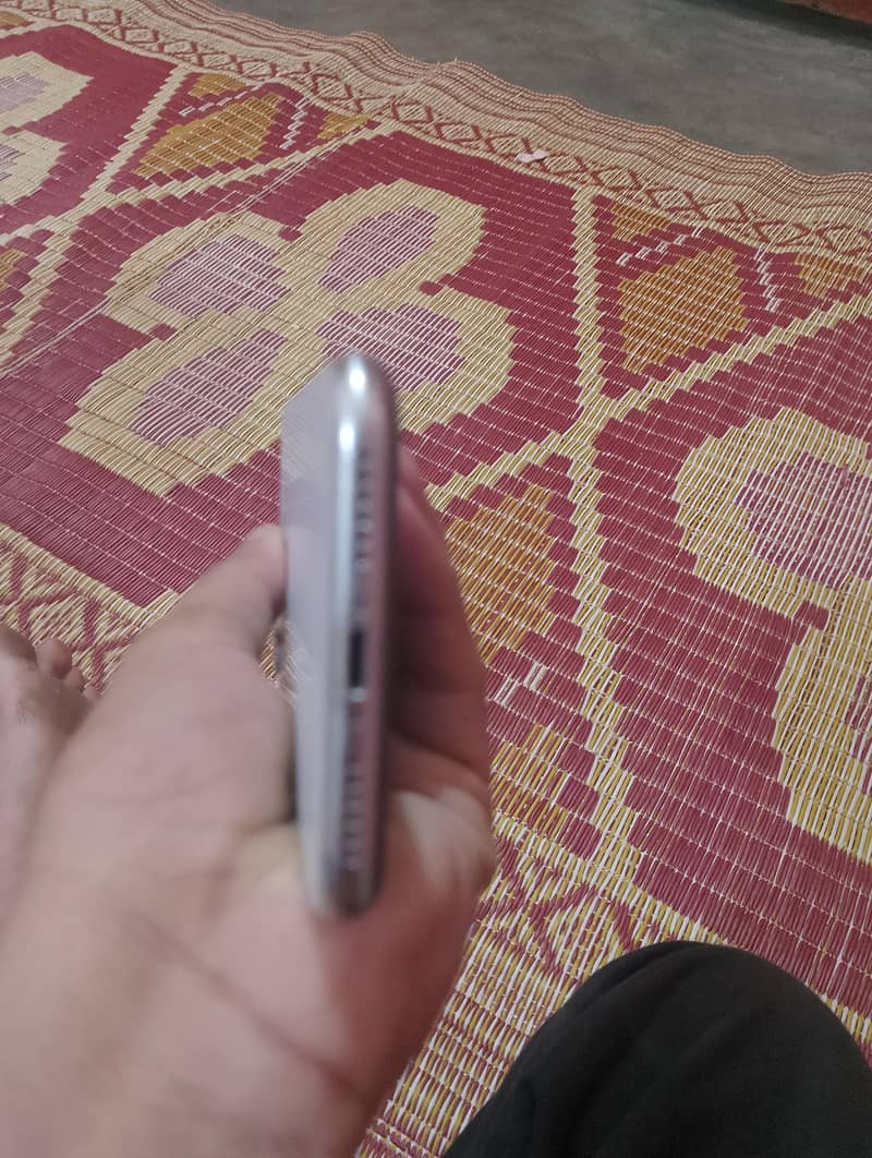 Apple iPhone X 4