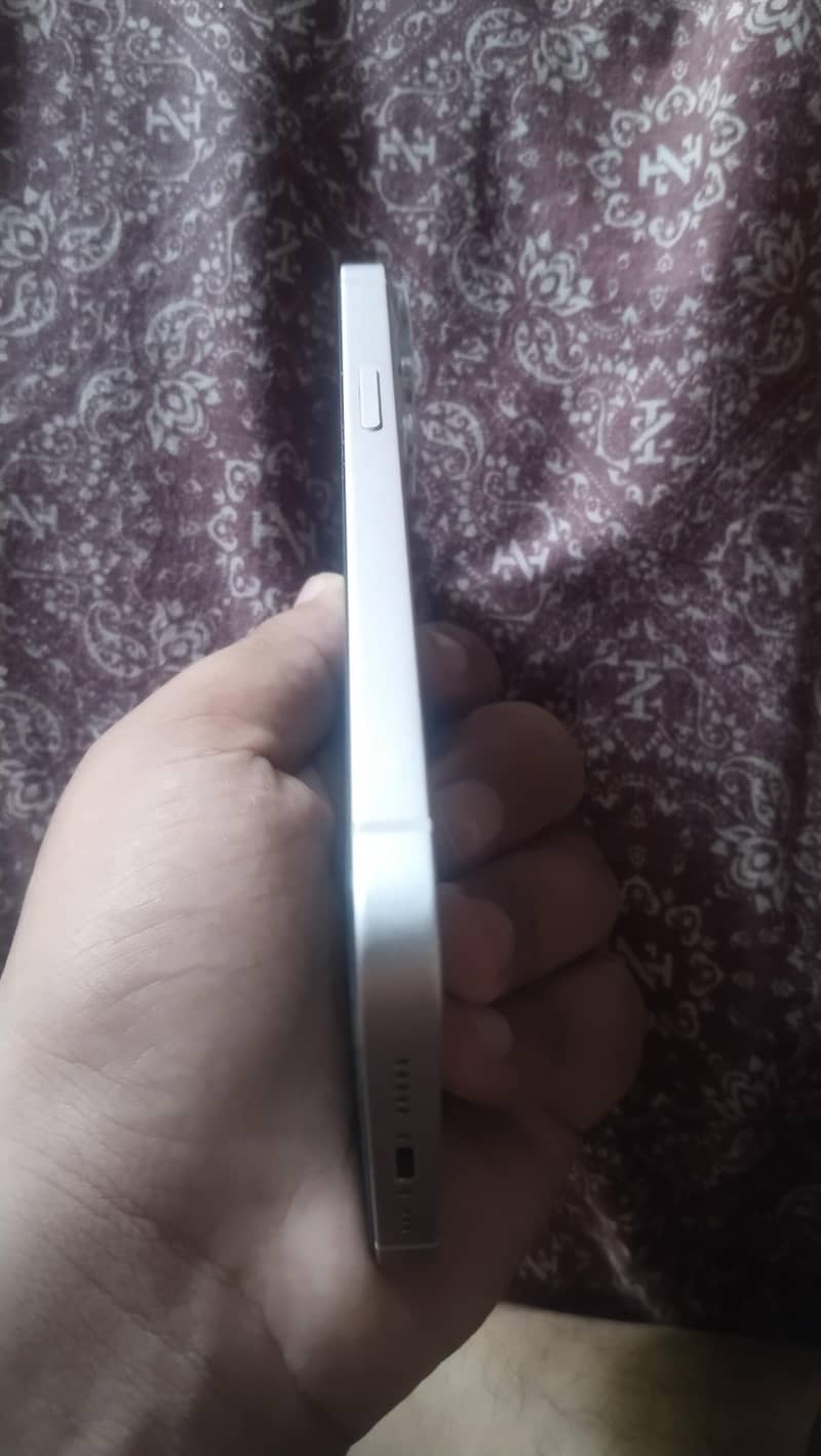 Apple iPhone 13 4