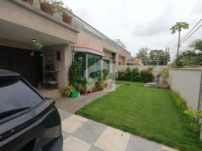 350 Sq Yards West Open Corner Well Maintained House for sale
