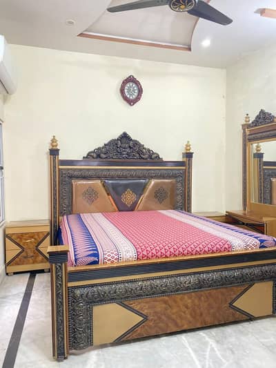ek bed. two daraz. bartan wali lamari. face dekhne wala sheesha.